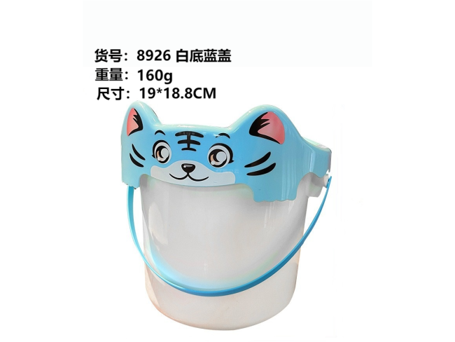 白底蓝盖收纳盒中