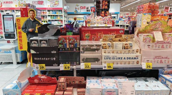 专业门店与折扣渠道分工明确，潮玩市场进一步扩容